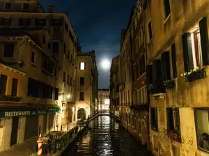 Entre tetas, drinques e assassinatos: mistérios de uma madrugada em Veneza