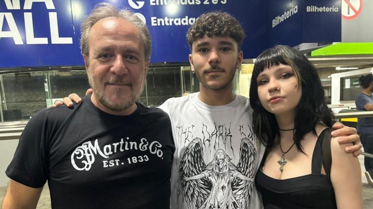 Lucas Campos (no centro) foi ao show do Sepultura em BH acompanhado do padrinho, Denis Strog, e da namorada, Sofia
