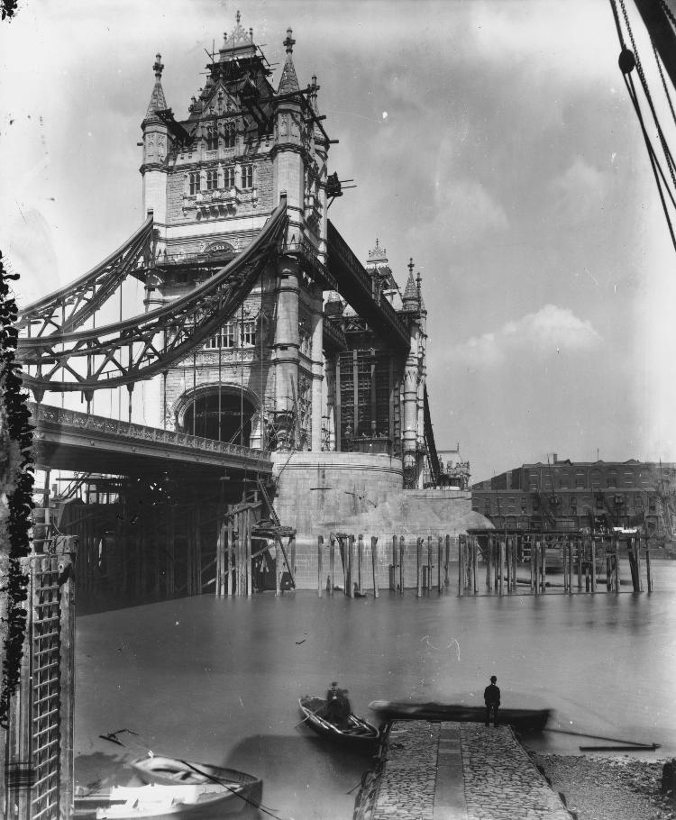 A Tower Bridge em 1894, com avanço da fase final das obras