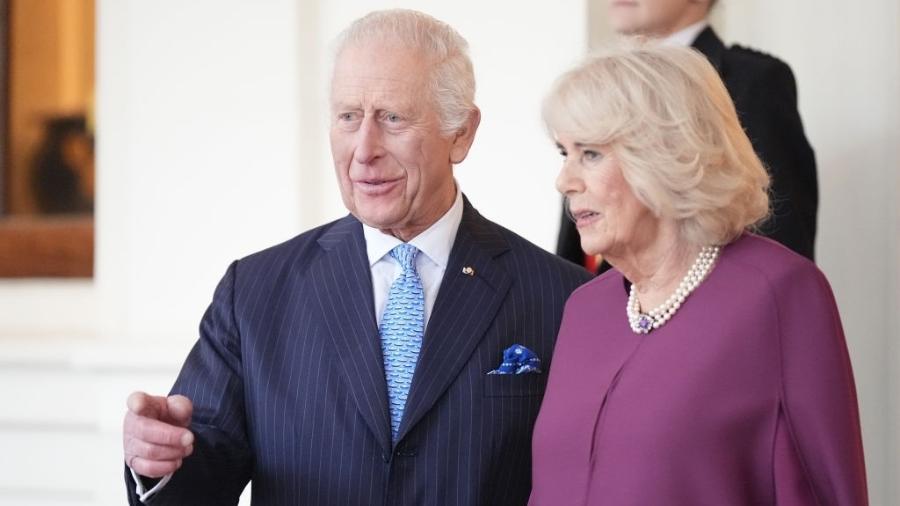 O rei Charles 3º e a rainha Camilla; família real teve ano de tribulações