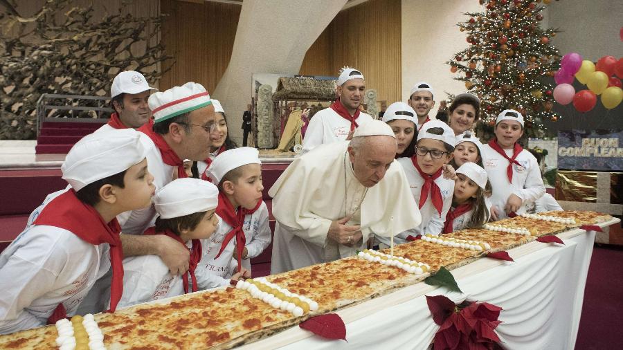 Papa Francisco e sua pizza de aniversário em 2017 Papa Francisco e sua pizza de aniversário em 2017