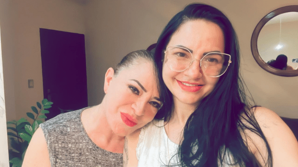 Inez (à esquerda) e a sua filha Bartira se reencontraram quase 40 anos depois graças a um teste genético Inez (à esquerda) e a sua filha Bartira se reencontraram quase 40 anos depois graças a um teste genético