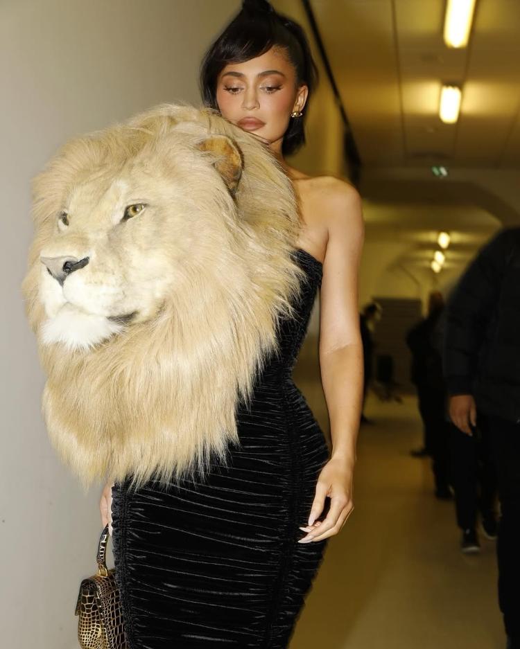 Kylie Jenner de Schiaparelli na Semana de Alta-Costura de Paris 2023