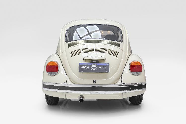 Entradas de ar traseiras são quadradas, diferentes do desenho trapezoidal tradicional