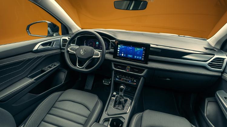 Na cabine, central multimídia passou a ser flutuante e painel, portas e bancos receberam novos revestimentos