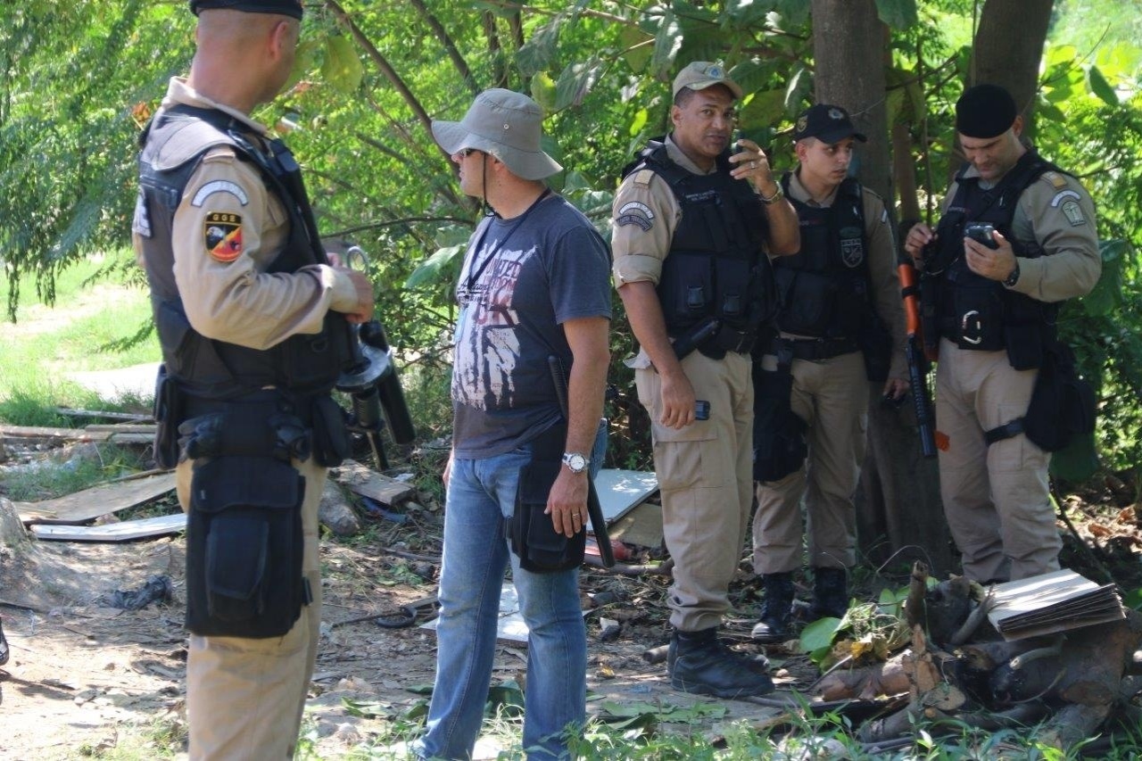 18.set.2015- No início da tarde desta sexta, sob ordem da Secretaria de Ordem Pública (Seop) do Rio, guardas municipais foram até a região da Cidade do Rock para desmontar os banheiros improvisados pelo morador Moisés Cavalcanti do lado de fora do evento - Zulmair Rocha/UOL