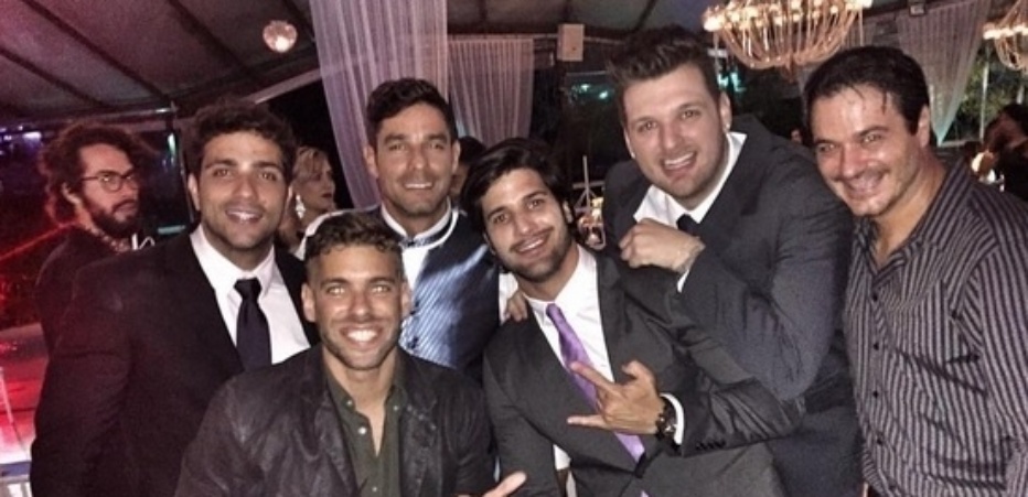 12.nov.2015 - Ex-BBBs Cássio Lannes, Maumau e Júnior posam com o noivo Diego Grossi, que se casou nesta quinta (12) com a também ex-participante do "BBB14", Franciele - Reprodução/Instagram/cassiolannes