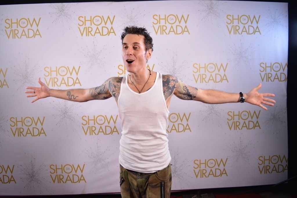 25.nov.2015 - Vocalista da banda Capital Inicial, Dinho Ouro Preto posa para fotos durante gravação do "Show da Virada" - Felipe Souto Maior/AgNews