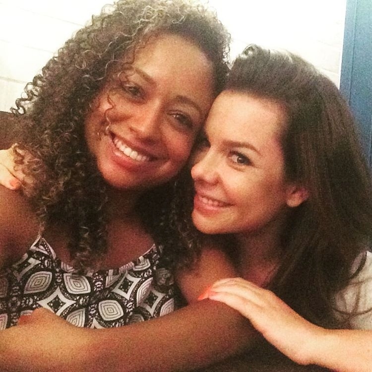4.jan.2016 - Ex-"chiquititas", Fernanda Souza e Aretha Oliveira se reencontraram 18 anos após a estreia da novela infantil do SBT. "É muito amor envolvido... Amor que existe antes da Mili e da Pata existirem, mas que as personagens fizeram crescer mais! Obrigada por tudo que você foi e é pra minha vida...", escreveu Fernanda no Instagram - Reprodução/Instagram/aretha_aoliveira