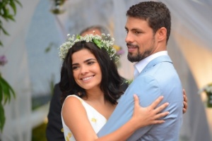 Foto: Atena (Giovanna Antonelli) atira em Zé Maria (Tony Ramos) para salvar  Romero (Alexandre Nero), na novela 'A Regra do Jogo', em outubro de 2015 -  Purepeople