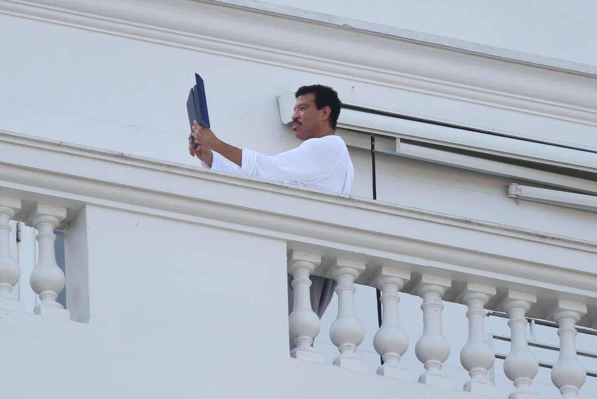 5.mar.2016 - Lionel Richie tira selfie na sacada do hotel Copacabana Palace, no Rio - AgNews