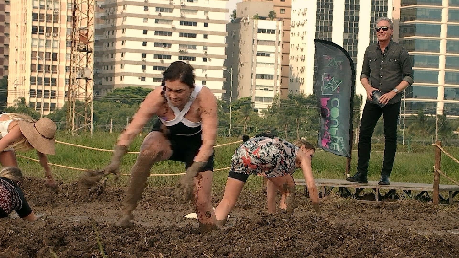 Simony passa por sufoco em desafio realizado em uma piscina de esterco no "Power Couple Brasil" - Divulgação/Record