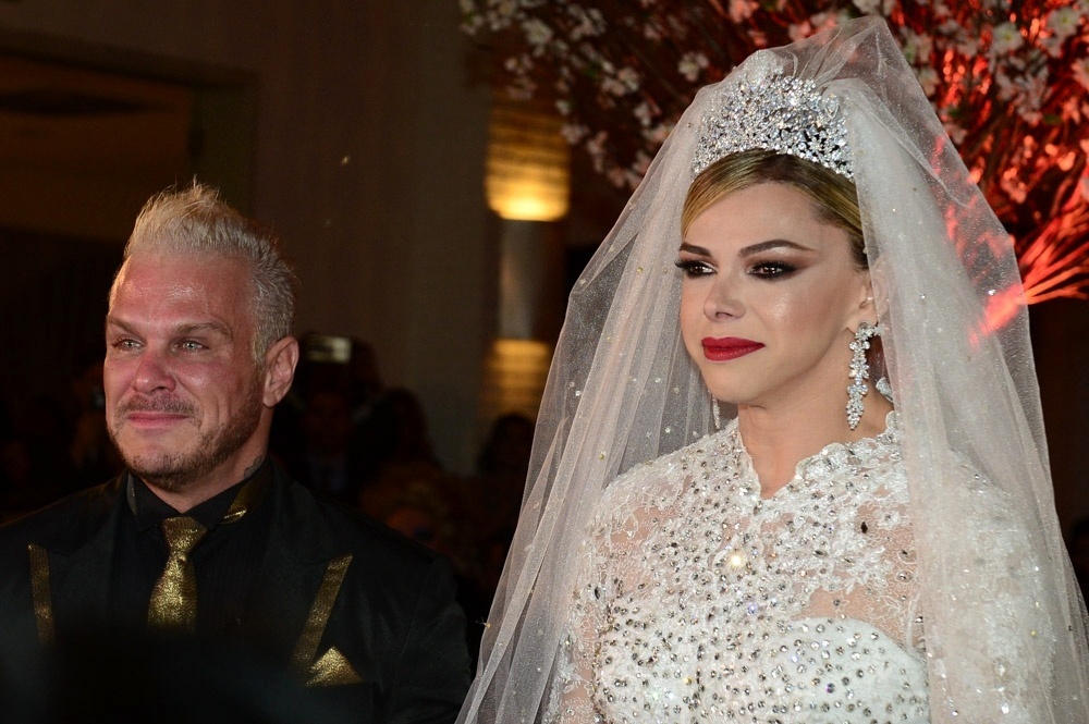 8.jun.2016 - Chico e Léo Áquilla se emocionam no altar - Francisco Cepeda e Orlando Oliveira/AgNews