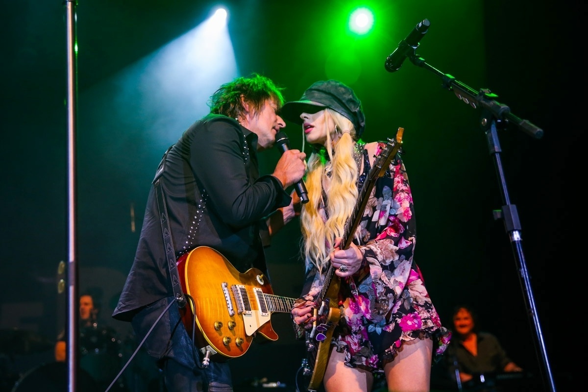 8.jul.2016 - Richie Sambora, ex-guitarrista do Bon Jovi, se apresenta com namorada, a australiana Orianthi, em festival de blues, em São Paulo - Brazil News