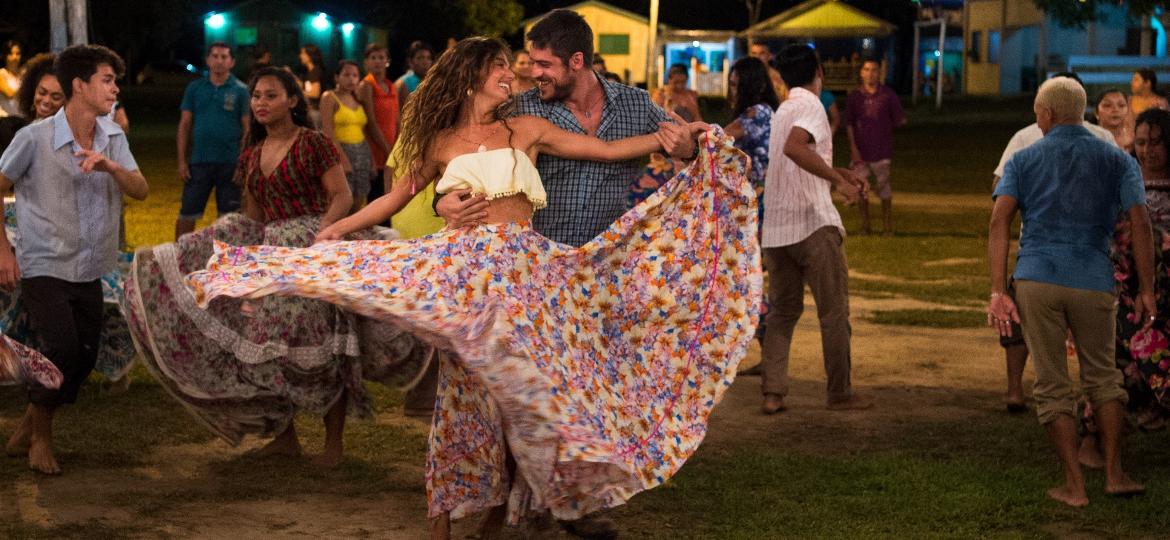 Zeca (Marco Pigossi) e Ritinha (Isis Valverde) começam a novela como noivos apaixonados, mas o destino prega uma peça no casal - Divulgação/TV Globo