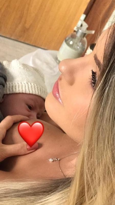 Andressa Suita amamenta o filho, Gabriel - Reprodução/Instagram