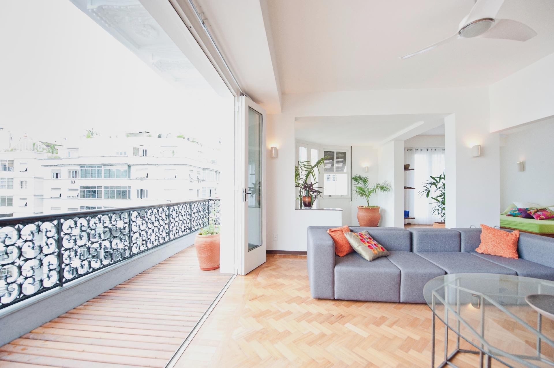 Esta ampla residência fica ao lado do tradicionalíssimo hotel Copacabana Palace, no Rio de Janeiro. São 260m² em um edifício que é um marco da arquitetura da belle époque na cidade. Os quatro dormitórios, bem como todos os outros cômodos, foram recentemente reformados e cuidadosamente decorados. - Divulgação/Airbnb