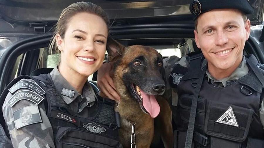 Well Aguiar com Paolla Oliveira e o cão policial Iron - Arquivo Pessoal