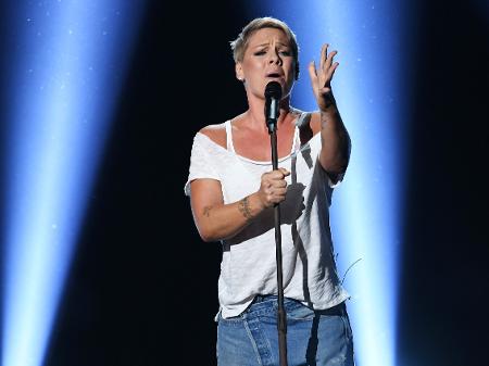 Pink se apresenta no palco do Grammy 2018 - Getty Images