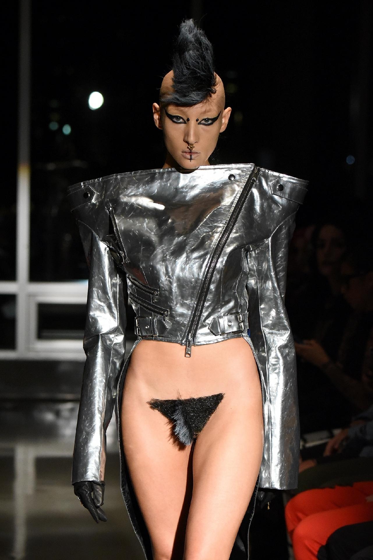 Modelo com merkin, peruca genital, durante o desfile da Kaimin na New York Fashion Week - Getty Images