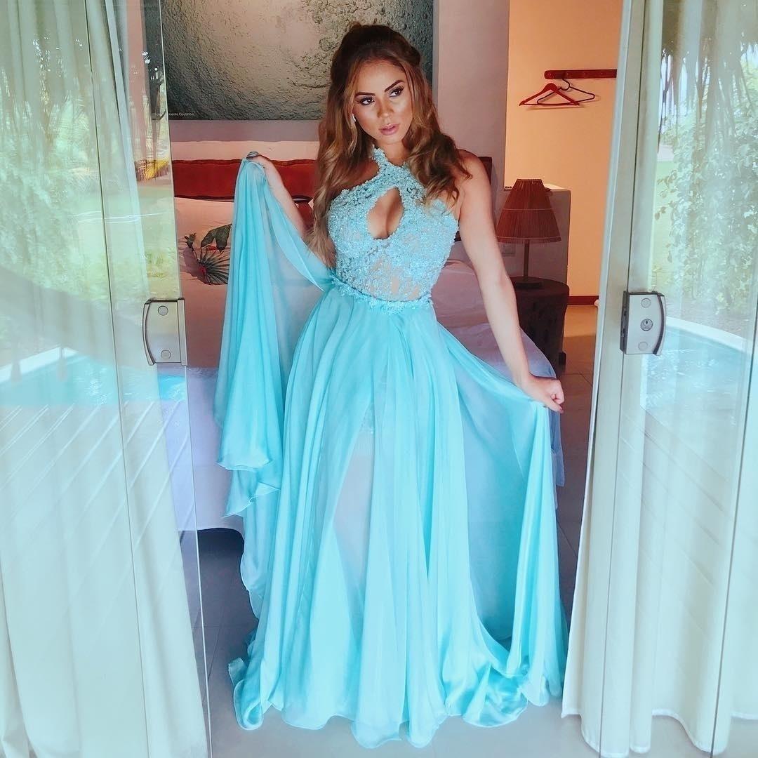 A cantora Lexa, namorada do MC Guimé já está pronta para o casamento dos amigos Whindersson Nunes e Luísa Sonsa. Com look azul, bem no clima praia, a compositora investiu no decote e na transparência - Reprodução/Instagram