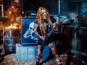 Guitarrista Prika em ação no clipe - Well Ribeiro/Divulgação - Well Ribeiro/Divulgação