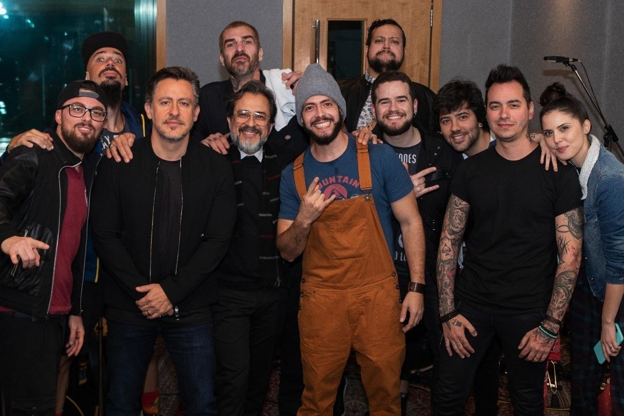 Equipe do Midas Music e a banda Maquinamente - Divulgação