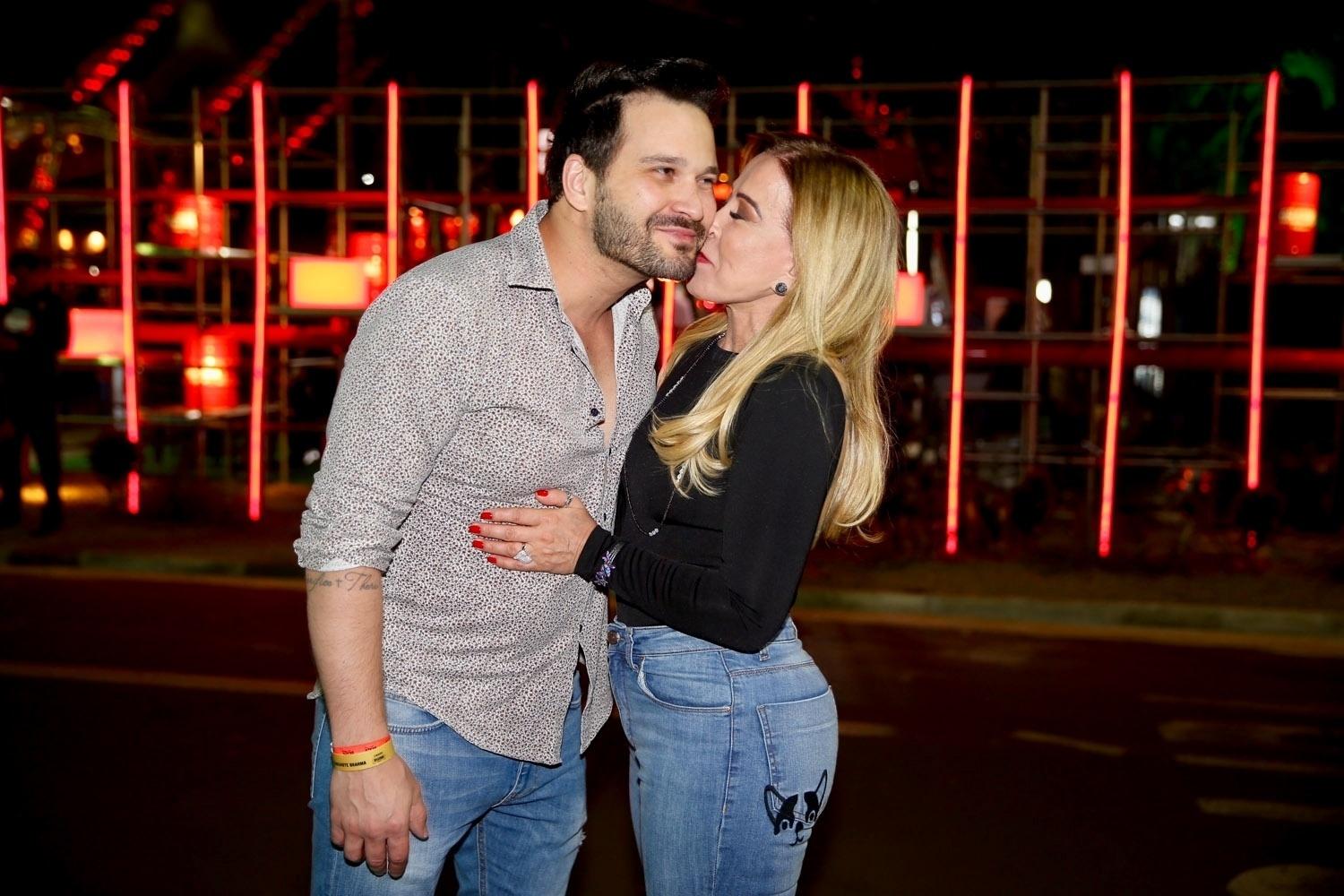 Apaixonada, Zilu beija o namorado Marco Ruggiero na 63º Festa do Peão de Barretos no sábado (18) - Manuela Scarpa/Brazil News