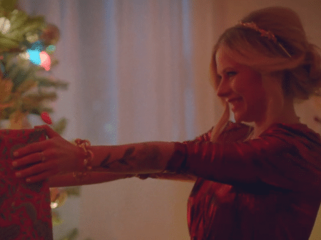 Avril Lavigne no clipe de "Tell Me It"s Over" - Reprodução/YouTube