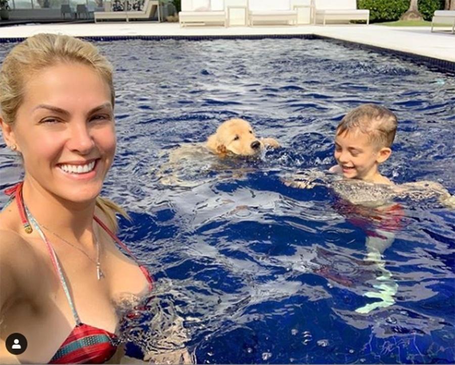 Em clique fofo, Ana Hickmann se diverte na piscina com o filho Alexandre e o cachorrinho da família - Reprodução/Instagram