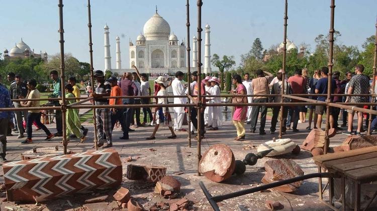 Algumas estruturas externas do Taj Mahal, do lado oposto do jardim, foram destruídas por ventos fortes - Getty Images - Getty Images