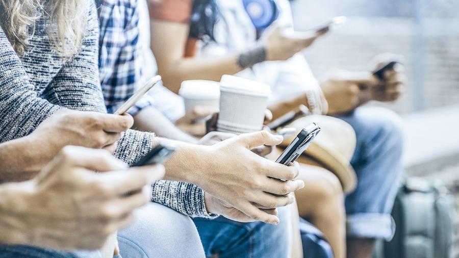 O uso maciço do WhatsApp, por exemplo, fez a população trocar a telefonia convencional pelos aplicativos - ViewApart/iStock