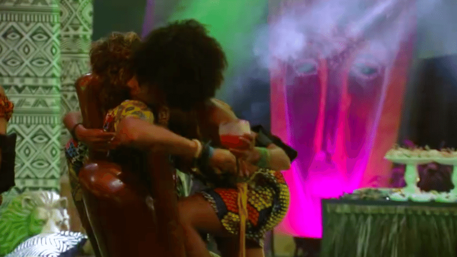 Gabriela abraça Alan durante festa - Reprodução/GloboPlay