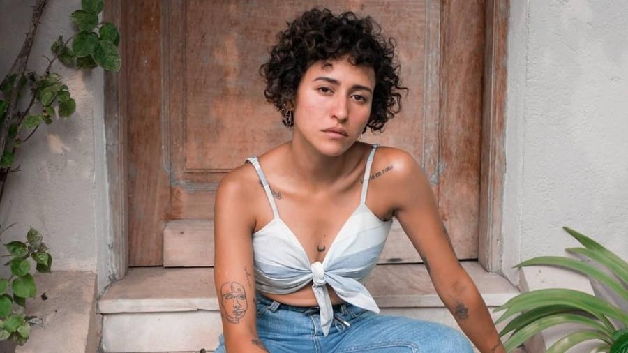 Anne Magalhães, 28, começou a publicar em seu Instagram a versão em Libras de músicas de Karol Conká e Emicida - Arquivo Pessoal
