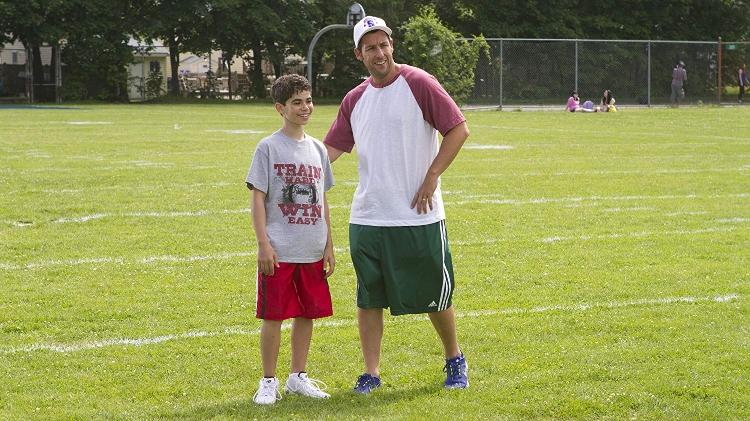 Cameron Boyce com Adam Sandler no filme "Gente Grande 2" - Divulgalção - Divulgalção