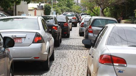 Estacionamento em fila dupla - Edson Silva/Folhapress