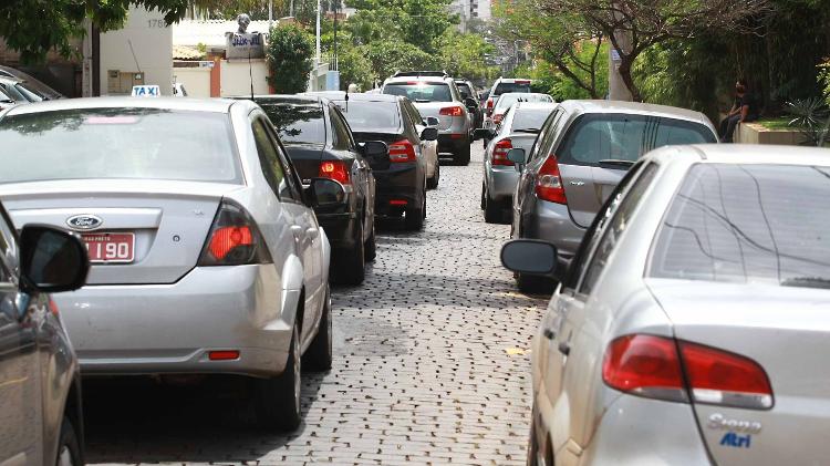 Estacionar em fila dupla é uma das infrações frequentes no embarque e no desembarque de passageiros