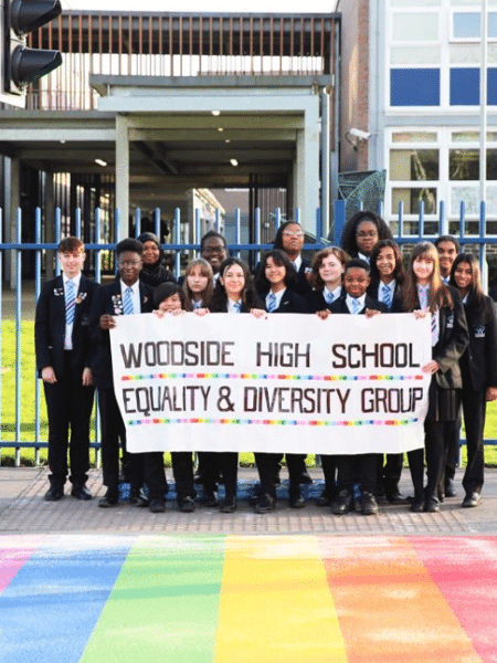 Faixa de pedestres com as cores do arco-íris em frente a escola ao norte de Londres - Reprodução