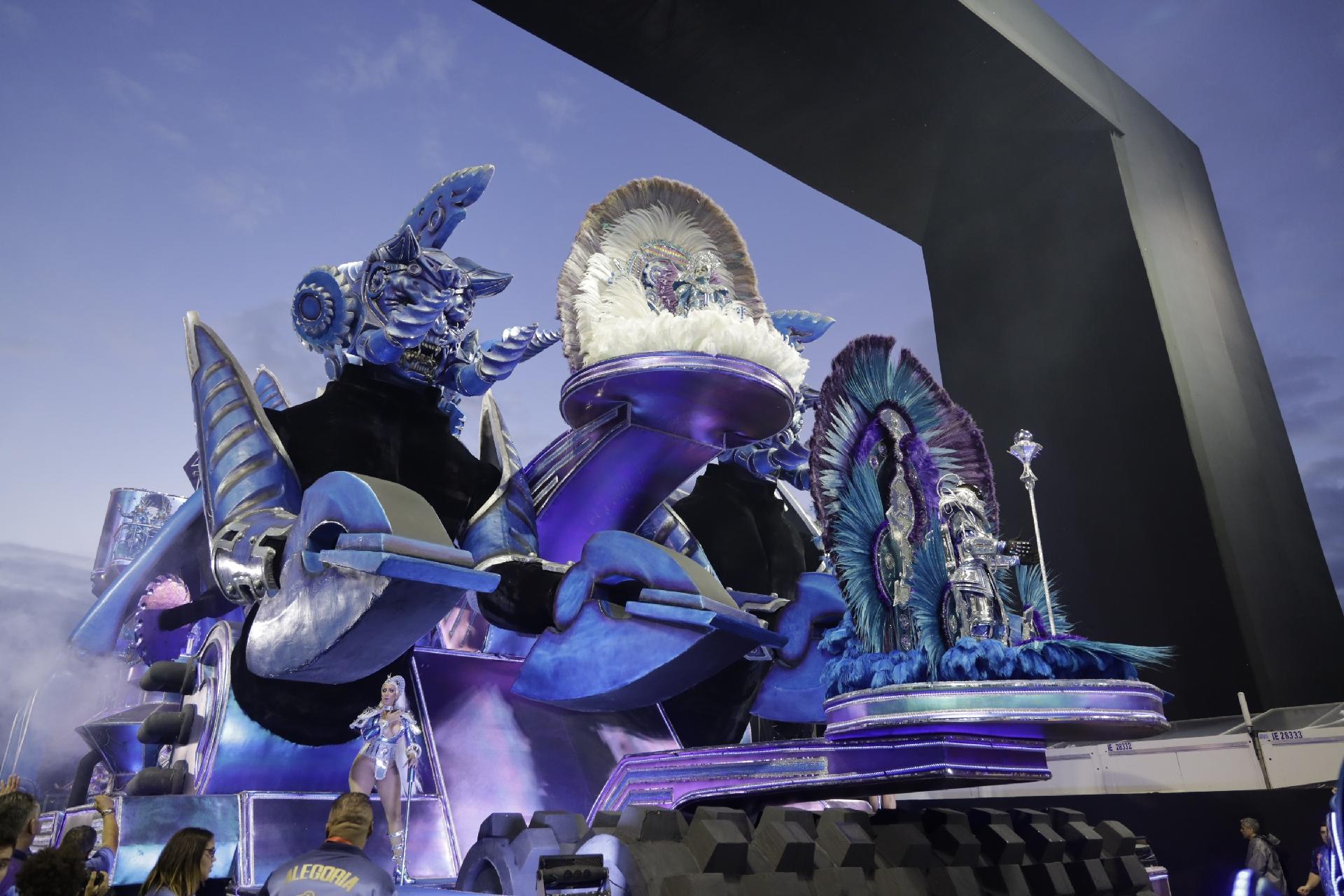 Rosas de Ouro encerra segunda noite de desfiles no Anhembi - Simon Plestenjak/UOL