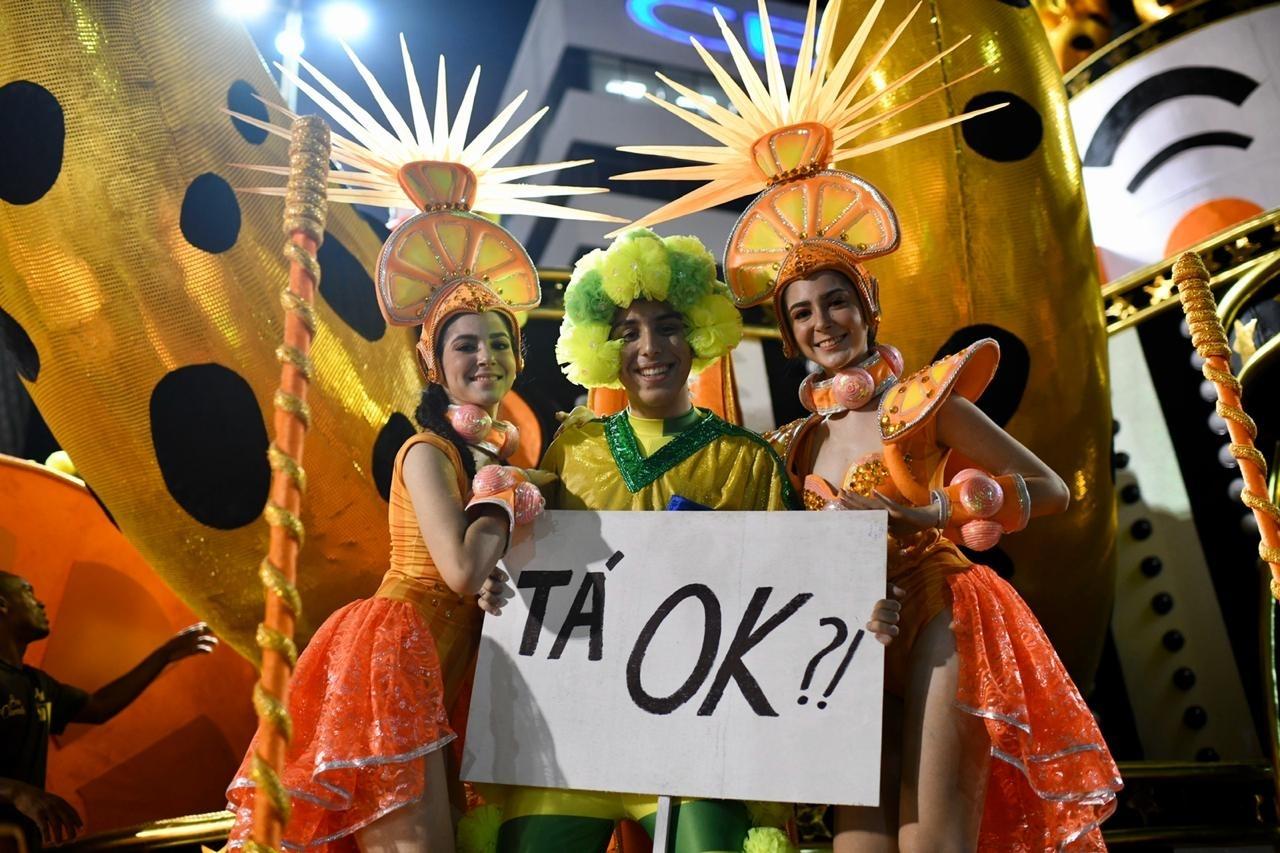 São Clemente se prepara para abrir a segunda noite de desfiles na Sapucaí - Lucas Landau/UOL