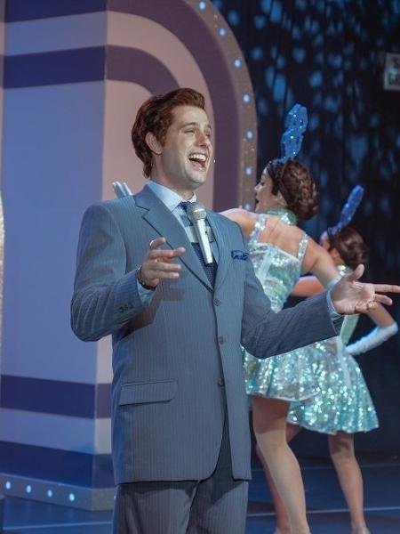 Velson D'Souza vive Silvio Santos em musical - Adriano Doria/Divulgação