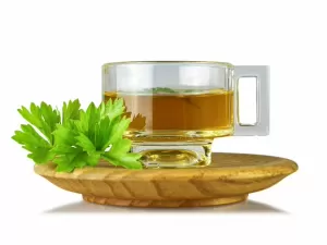 Elimina líquido, expande imunidade: os benefícios do chá de salsa