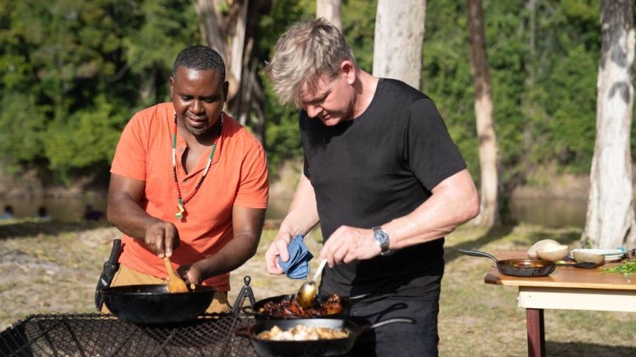 O apresentador cozinhando com o chef guianês Delvin Adams: receita típica - National Geographic