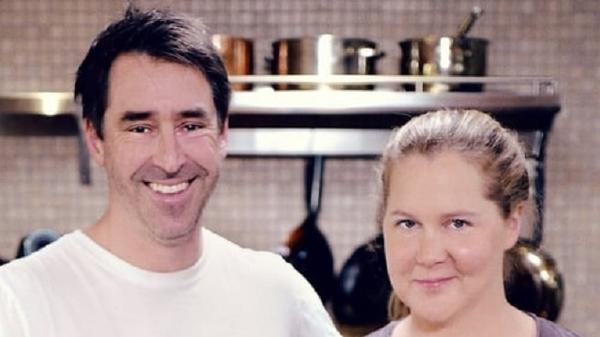 Amy Schumer ao lado do marido em programa de culinária