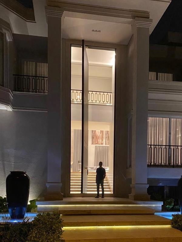 Rodrigo Faro compartilhou foto da (enorme) porta da sua casa