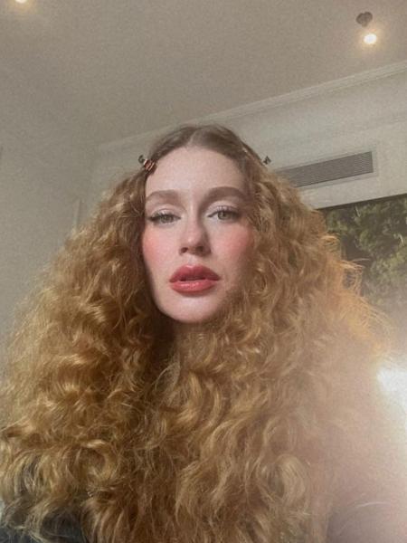 Normalmente com o cabelo liso, Marina Ruy Barbosa apareceu com os fios volumosos - Reprodução / Instagram