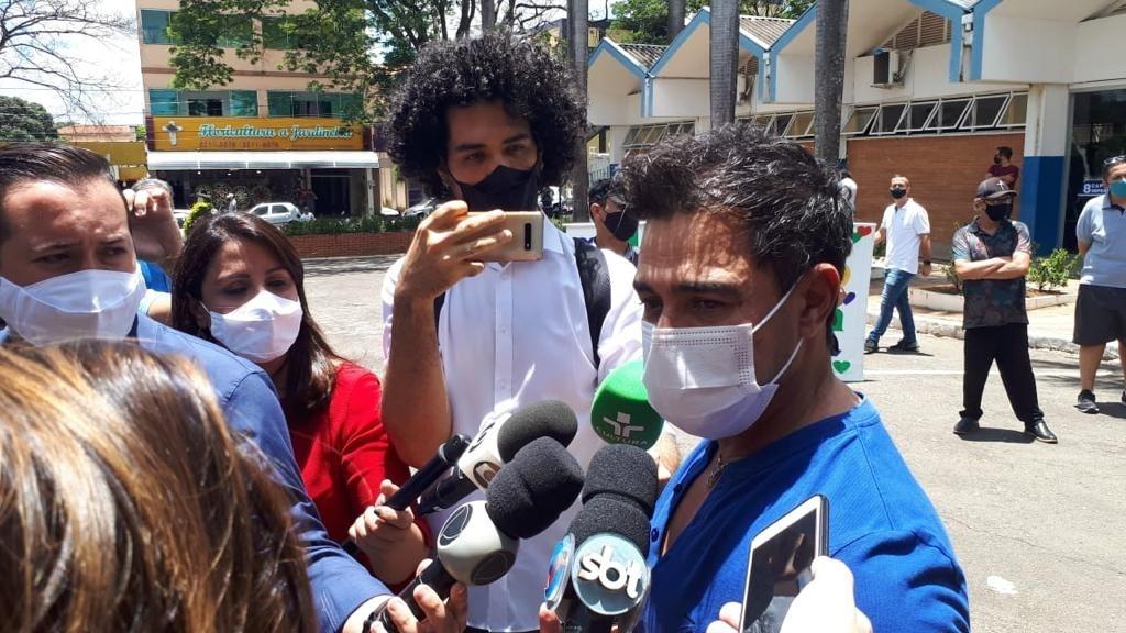 Zezé deu entrevista à imprensa; cantor acompanhou o pai desde a internação há duas semanas - Galtiery Rodrigues/UOL