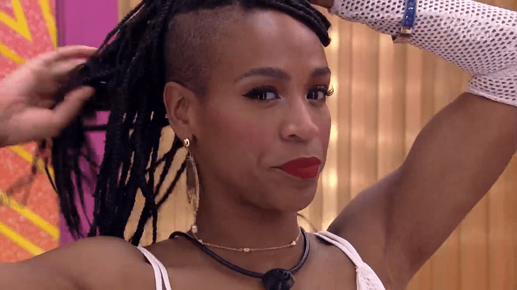 BBB 21: Karol Conká se arruma para festa do líder Arthur - Reprodução/Globoplay - Reprodução/Globoplay