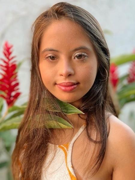 Laura Simões, 20, é youtuber e recepcionista de hotel em Maceió (AL) - Arquivo pessoal