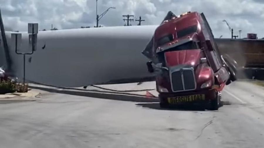 Trem atinge caminhão que emperrou em uma passagem de nível, na